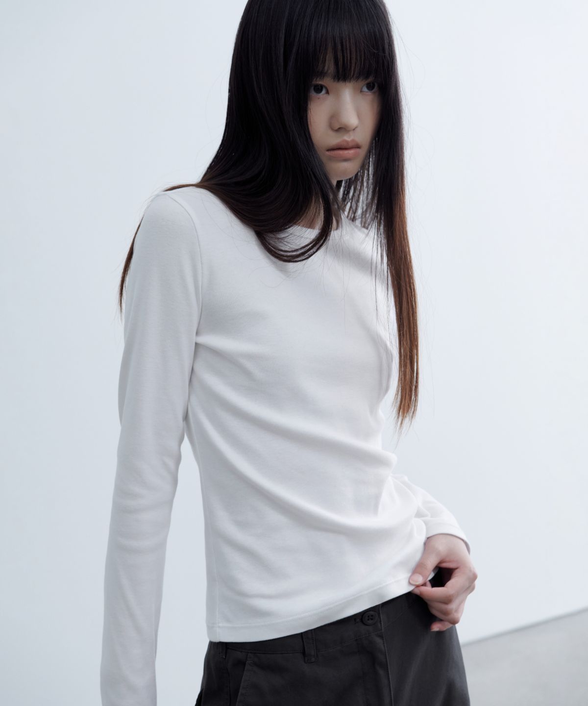 무신사 스탠다드 우먼(MUSINSA STANDARD WOMAN) 우먼즈 슬림 크루 넥 긴소매 티셔츠 [화이트]