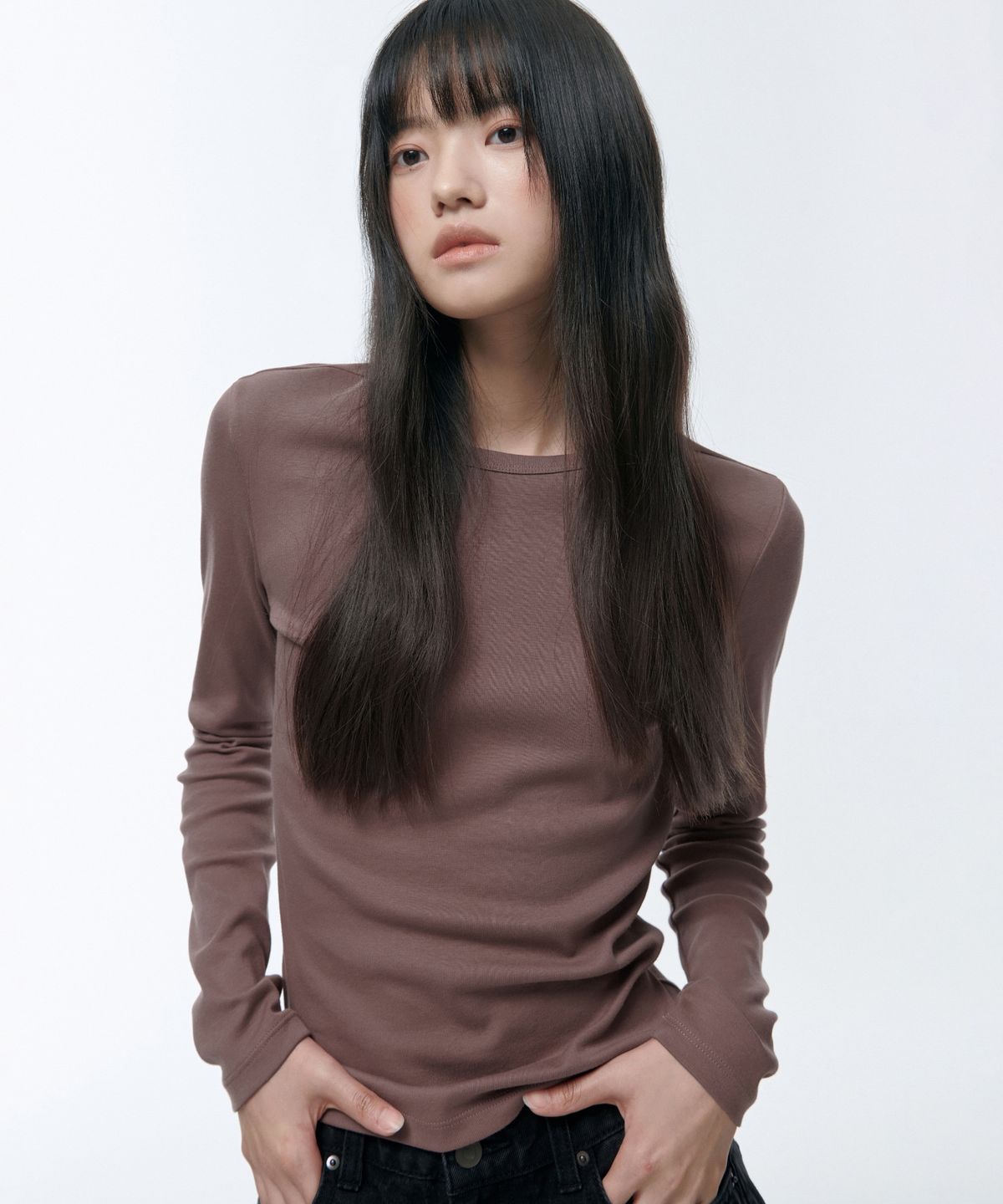 무신사 스탠다드 우먼(MUSINSA STANDARD WOMAN) 우먼즈 슬림 크루 넥 긴소매 티셔츠 [레드 빈]