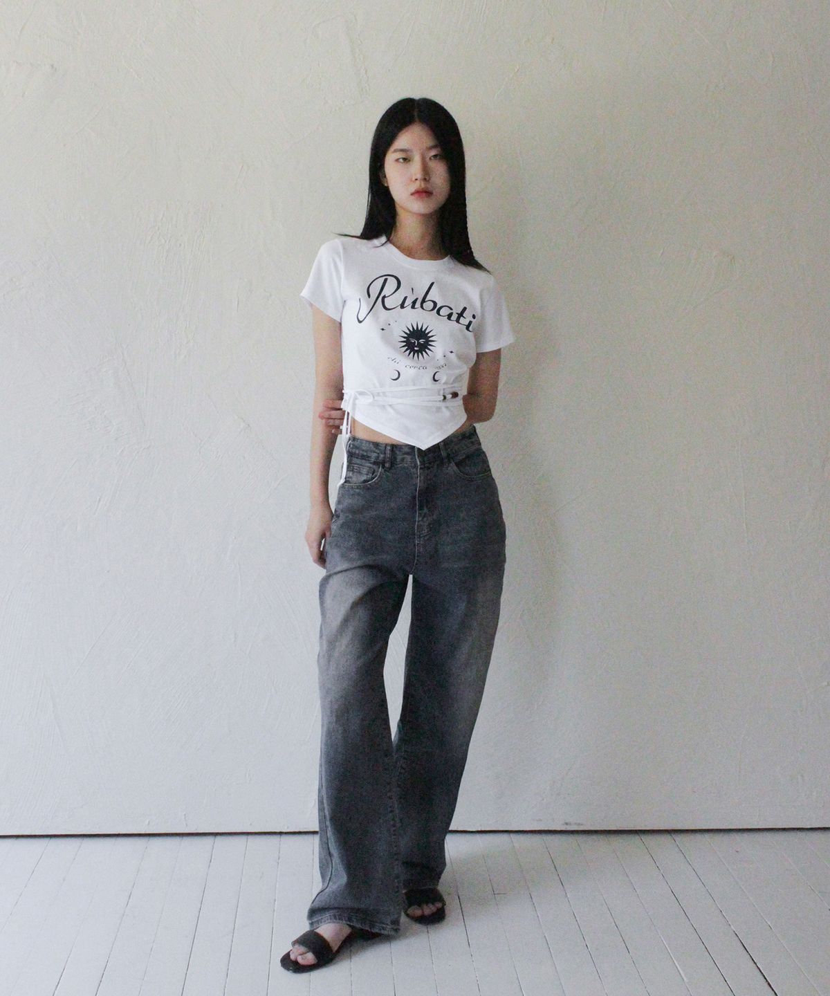 루바티(RUBATI) 썬앤문 스트랩 크롭티셔츠_화이트