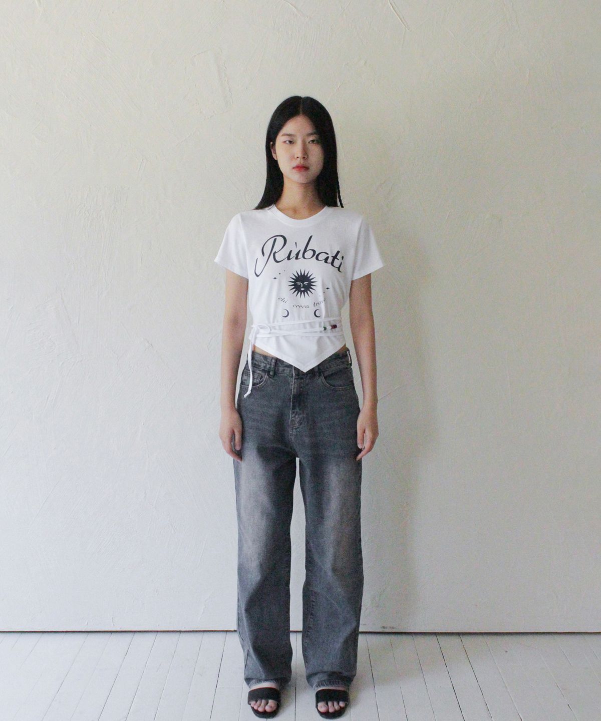 루바티(RUBATI) 썬앤문 스트랩 크롭티셔츠_화이트