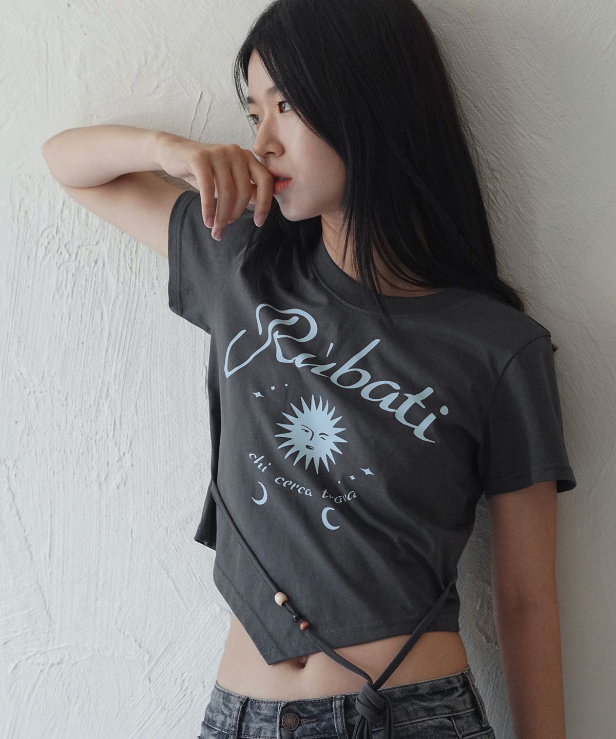루바티(RUBATI) 썬앤문 스트랩 크롭티셔츠_챠콜