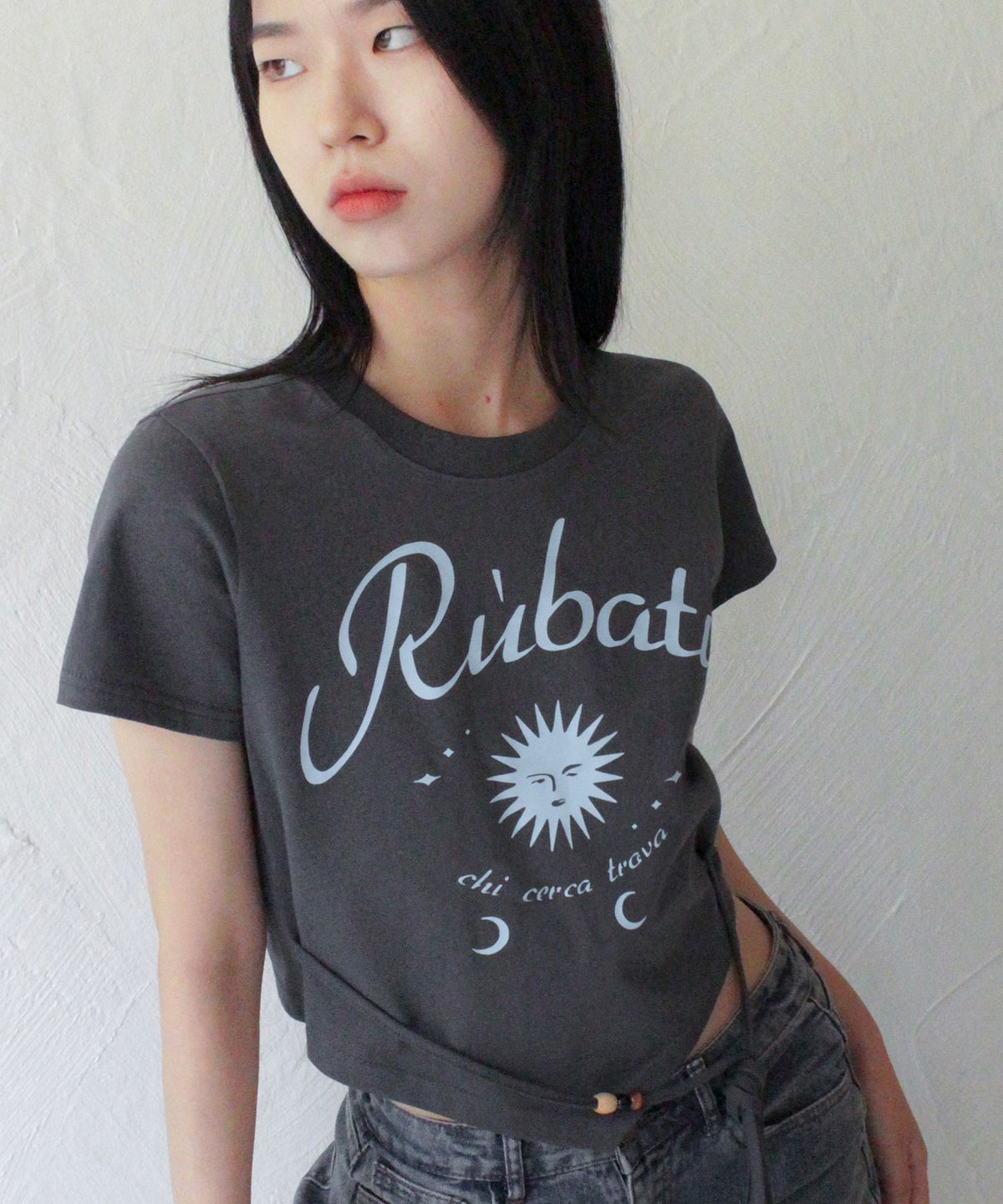 루바티(RUBATI) 썬앤문 스트랩 크롭티셔츠_챠콜