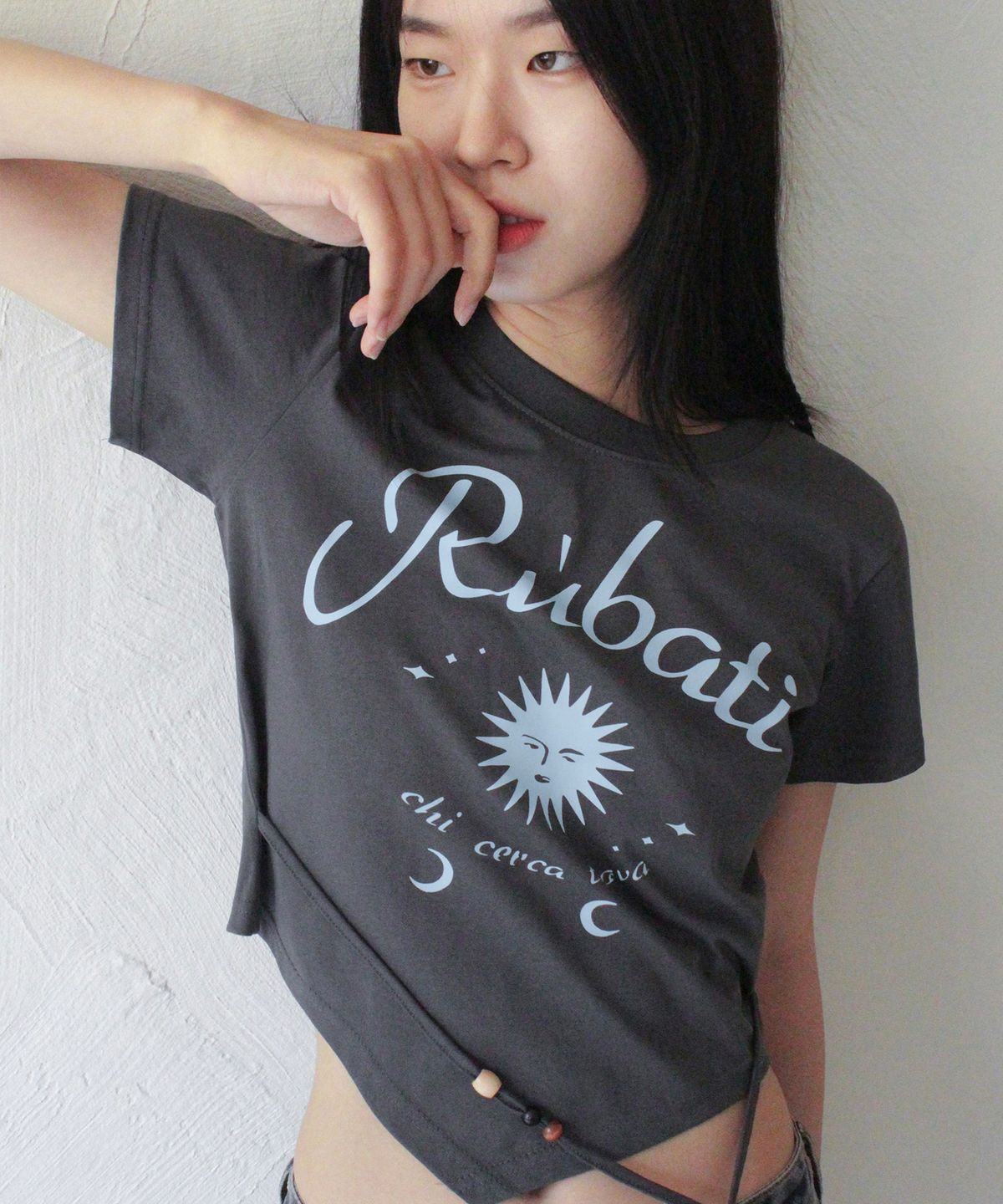 루바티(RUBATI) 썬앤문 스트랩 크롭티셔츠_챠콜
