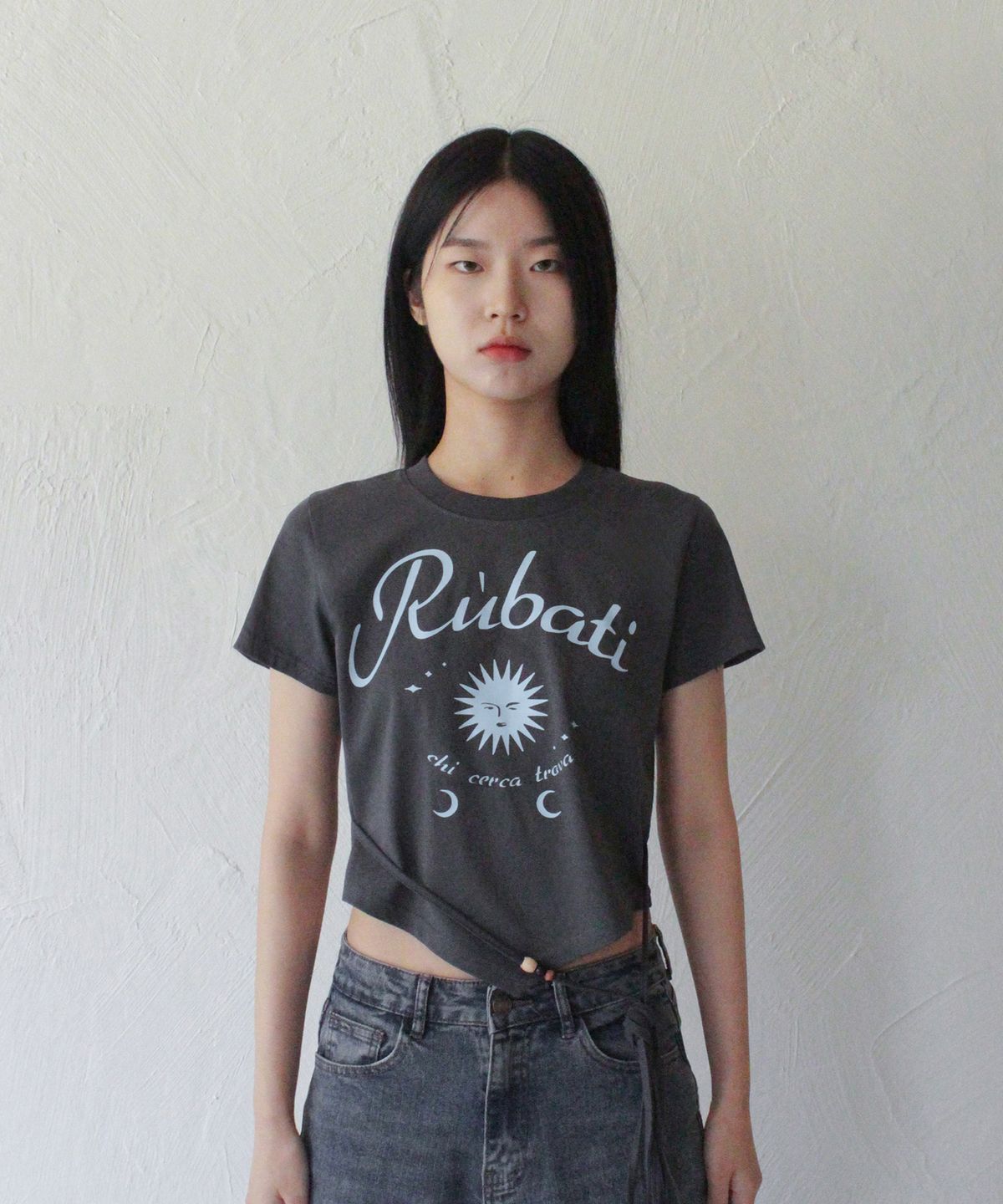 루바티(RUBATI) 썬앤문 스트랩 크롭티셔츠_챠콜