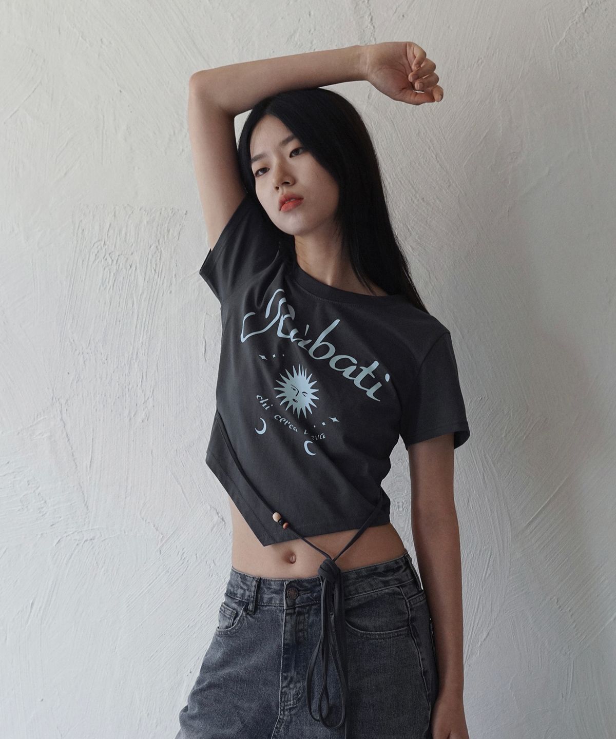 루바티(RUBATI) 썬앤문 스트랩 크롭티셔츠_챠콜