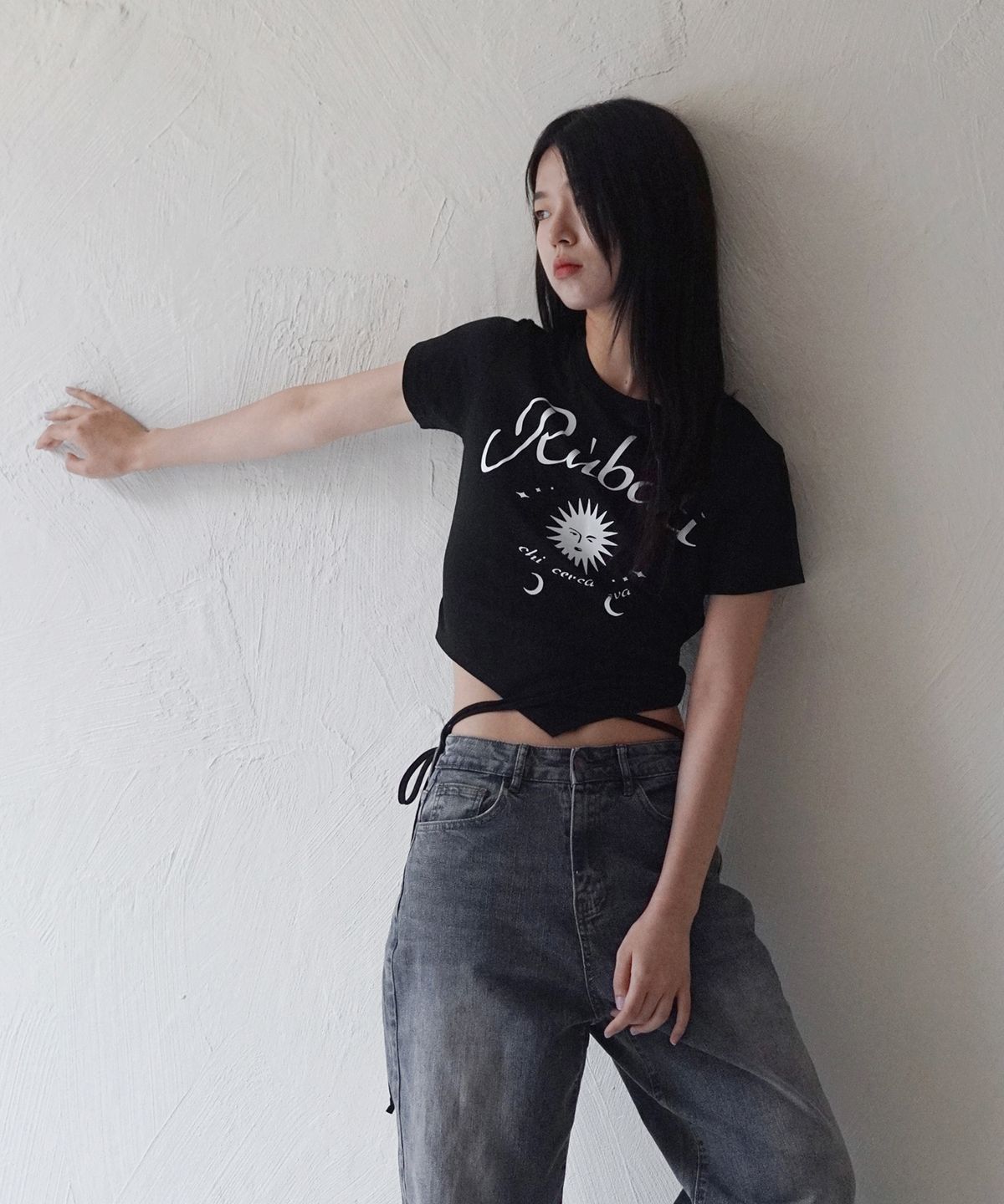 루바티(RUBATI) 썬앤문 스트랩 크롭티셔츠_블랙