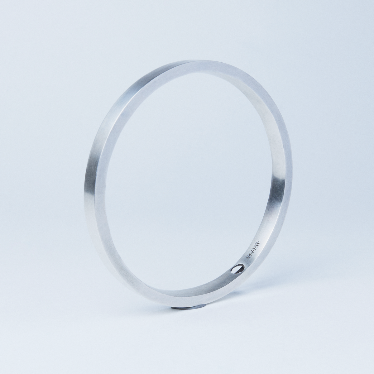 오버더라인(OVER THE LINE) Void Full Bangle