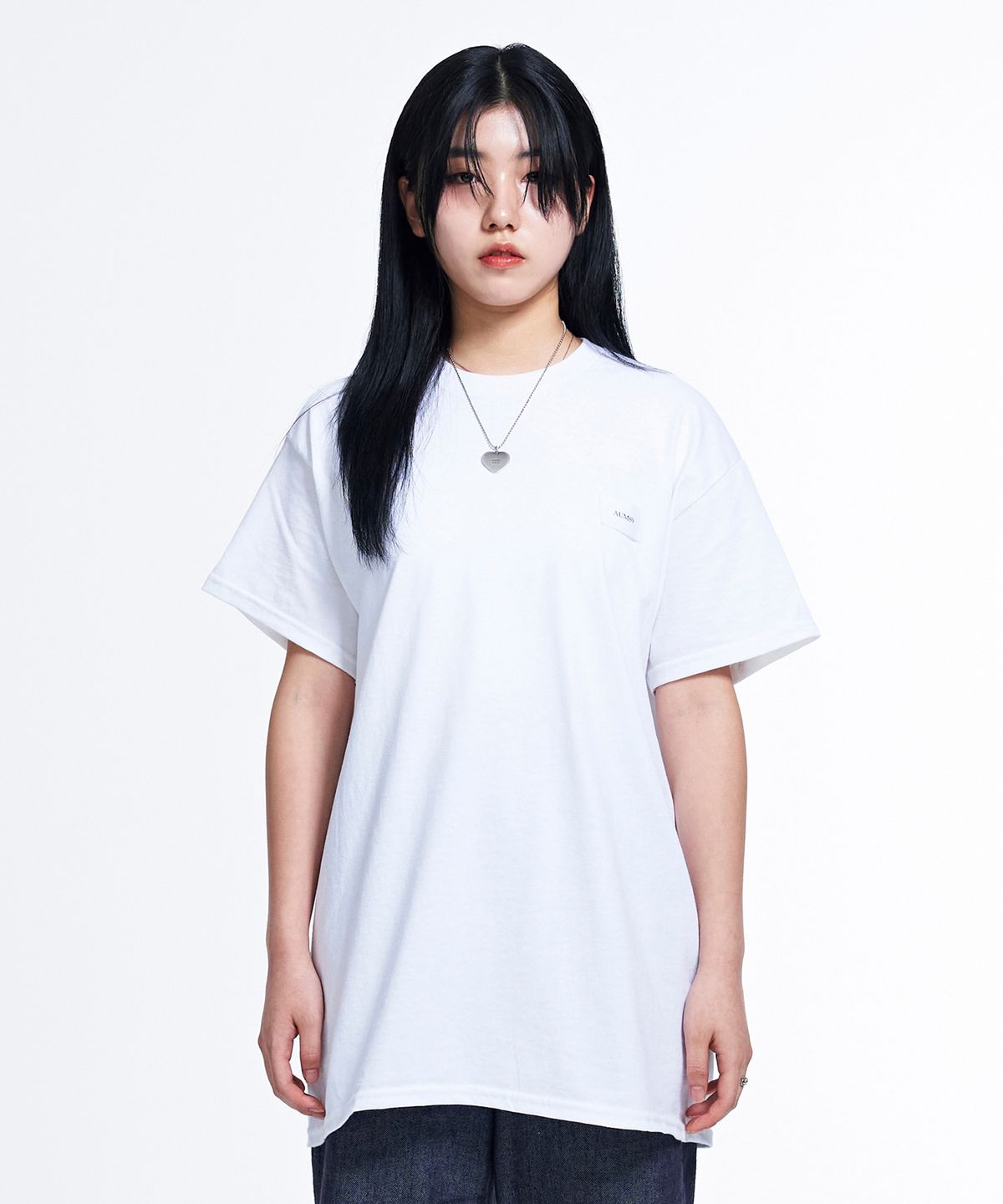 아움89(AUM89) 체스트 라벨 티셔츠