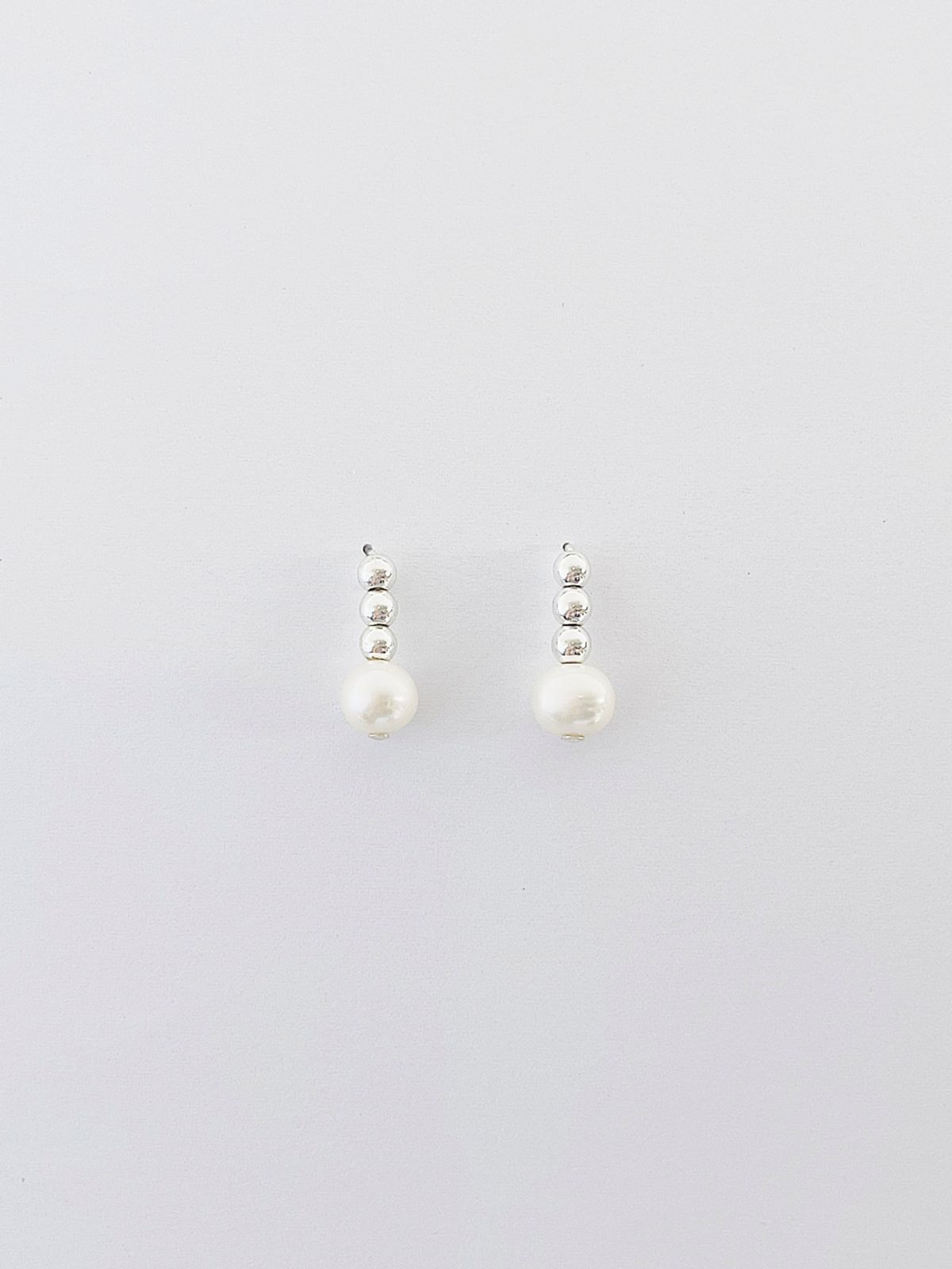 러브미몬스터(LOVE ME MONSTER) Hematite & Pearl Stick Earrings
