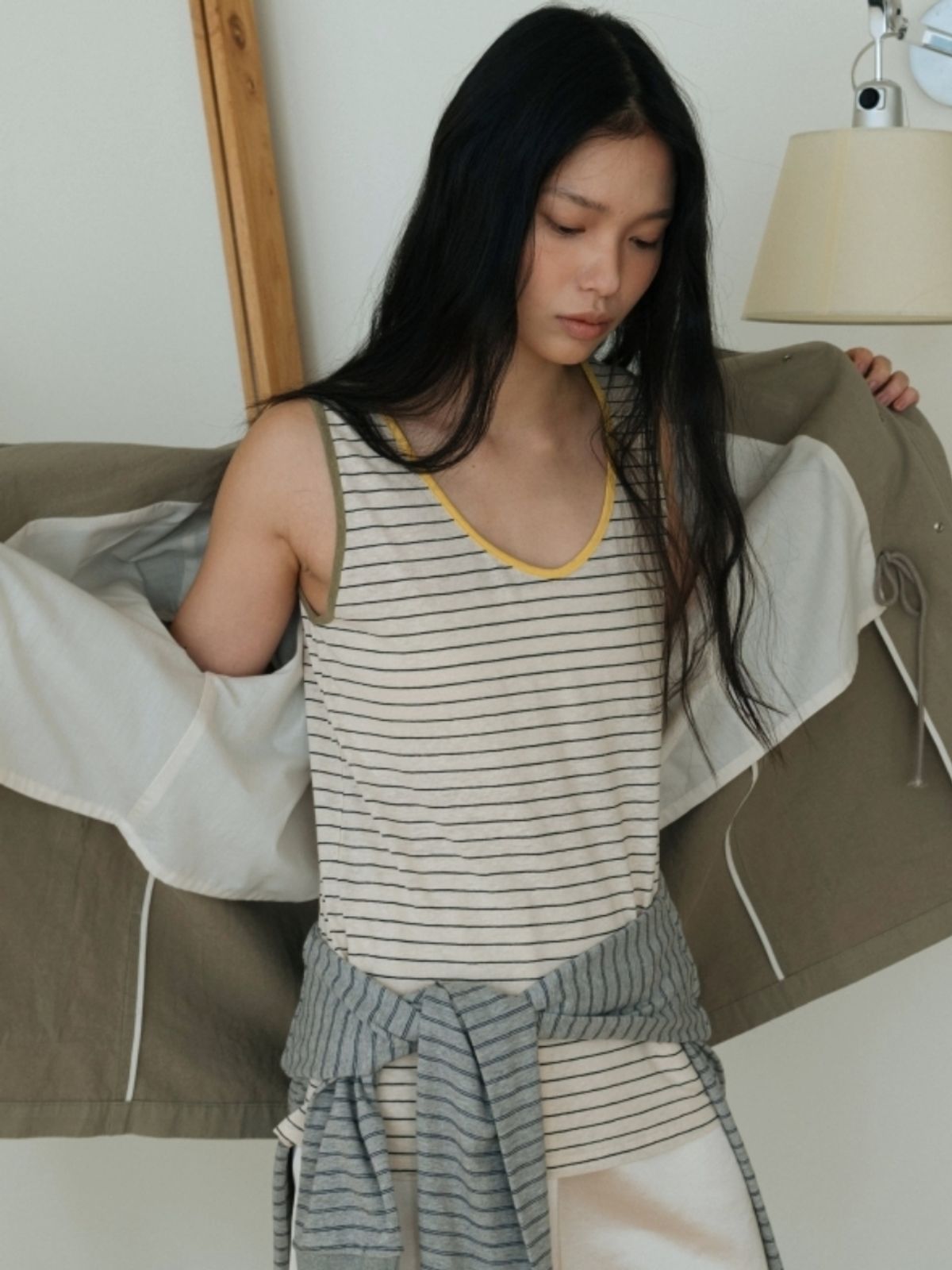 어나우트(UNNOUT) LINEN STRIPE SLEEVELESS SHIRT - BEIGE