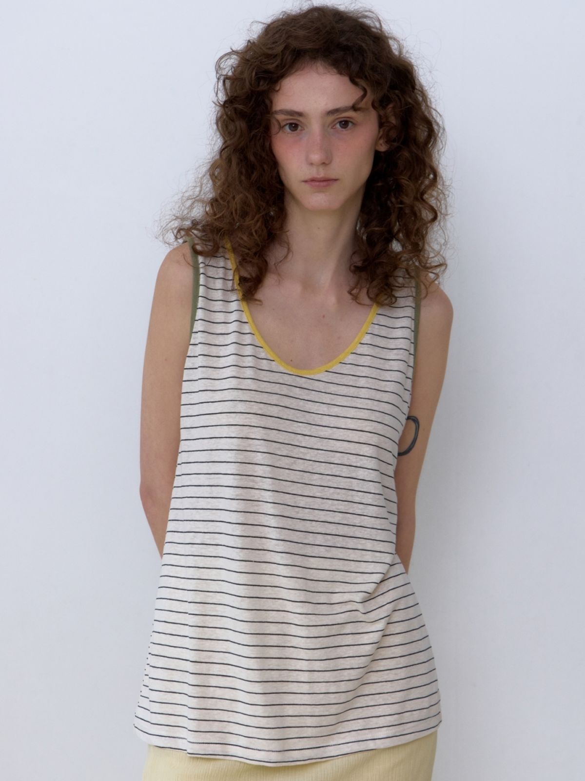 어나우트(UNNOUT) LINEN STRIPE SLEEVELESS SHIRT - BEIGE