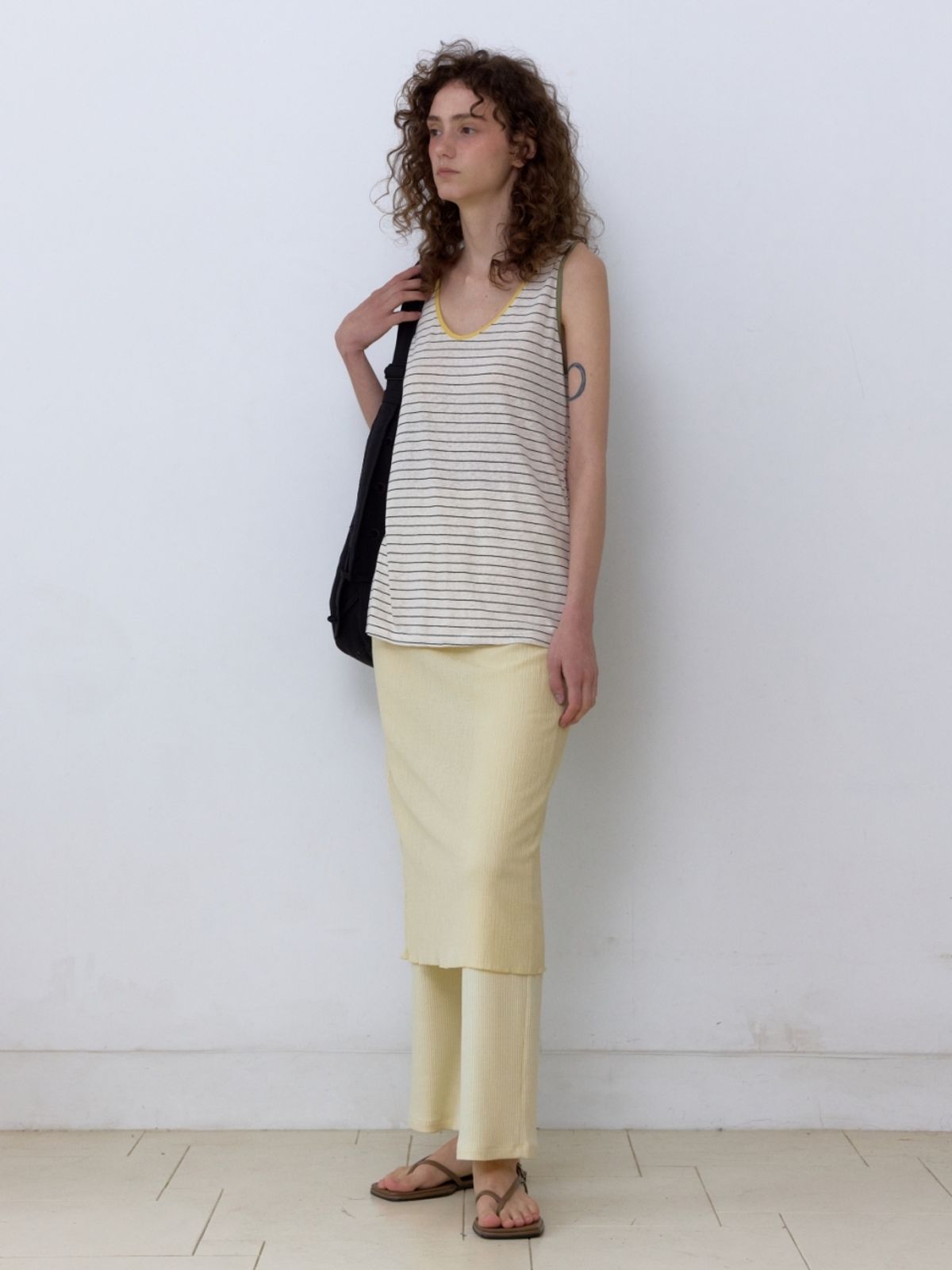 어나우트(UNNOUT) LINEN STRIPE SLEEVELESS SHIRT - BEIGE