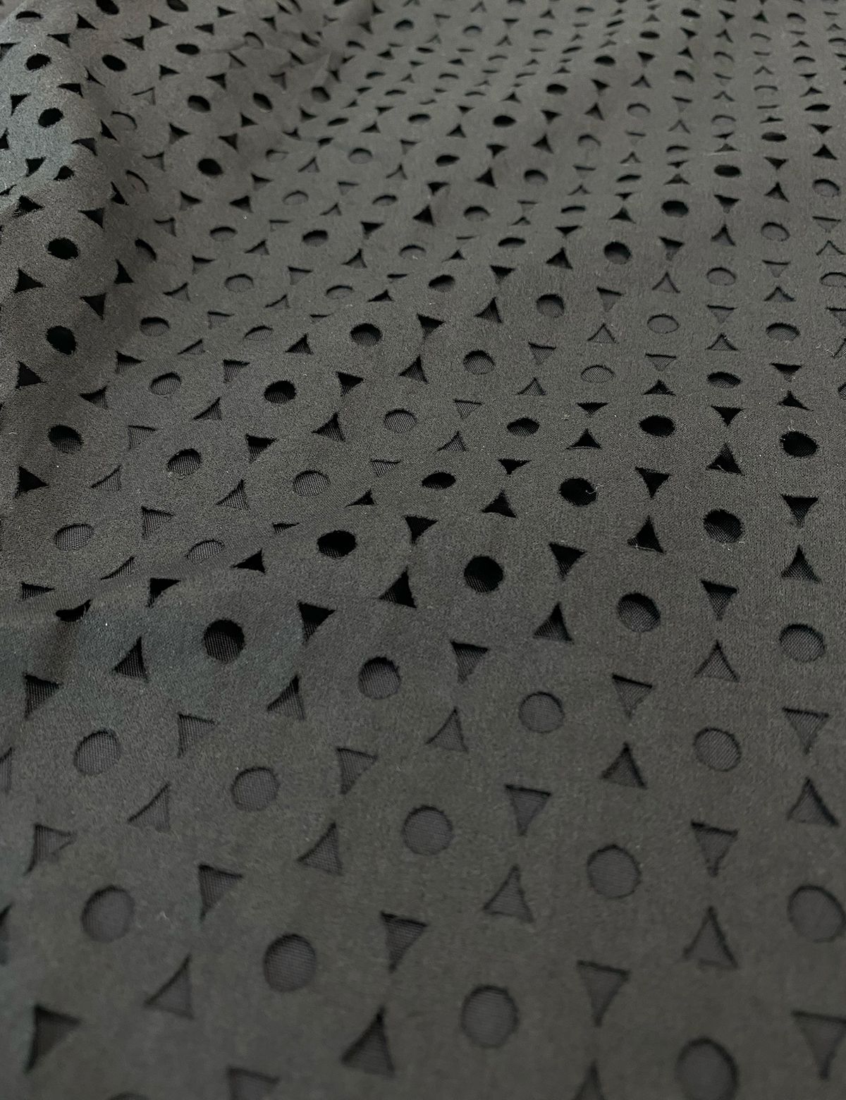 이레귤러(IRREGULAR) CIRCLE LASER CUT SHIRT (BLACK OUT)