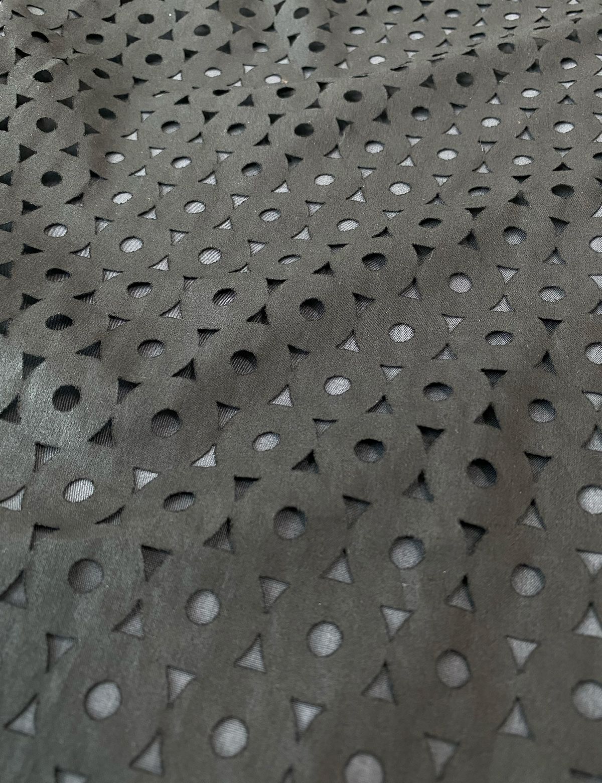 이레귤러(IRREGULAR) CIRCLE LASER CUT SHIRT (BLACK/GREY)
