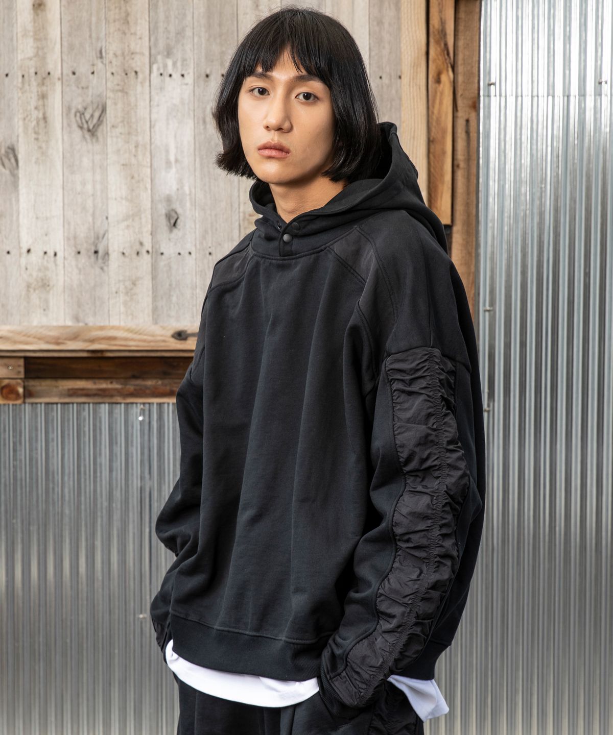 엑스톤즈(XTONZ) XTT057 루즈핏 셔링 나일론 코튼 후디 (BLACK)