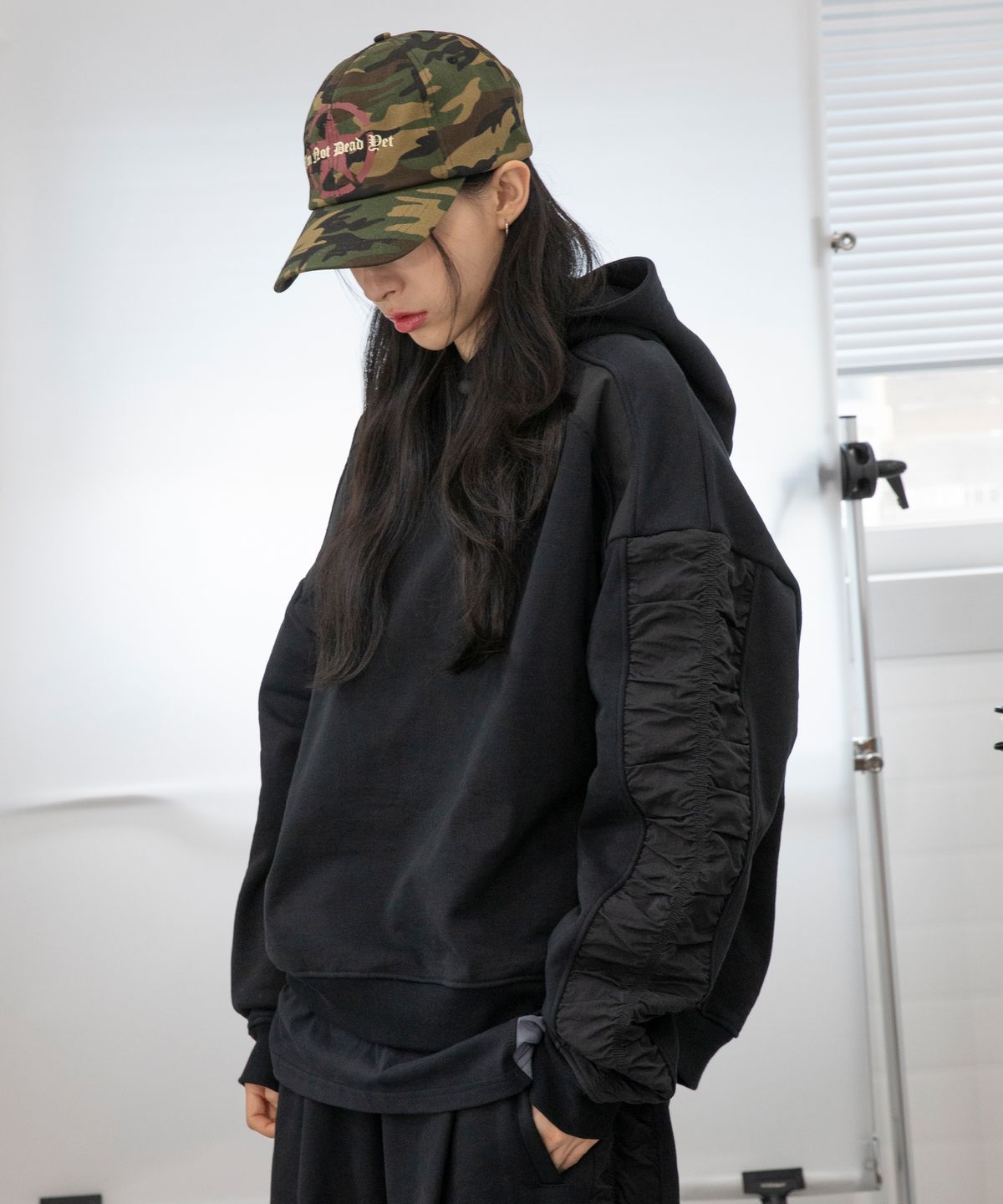 엑스톤즈(XTONZ) XTT057 루즈핏 셔링 나일론 코튼 후디 (BLACK)