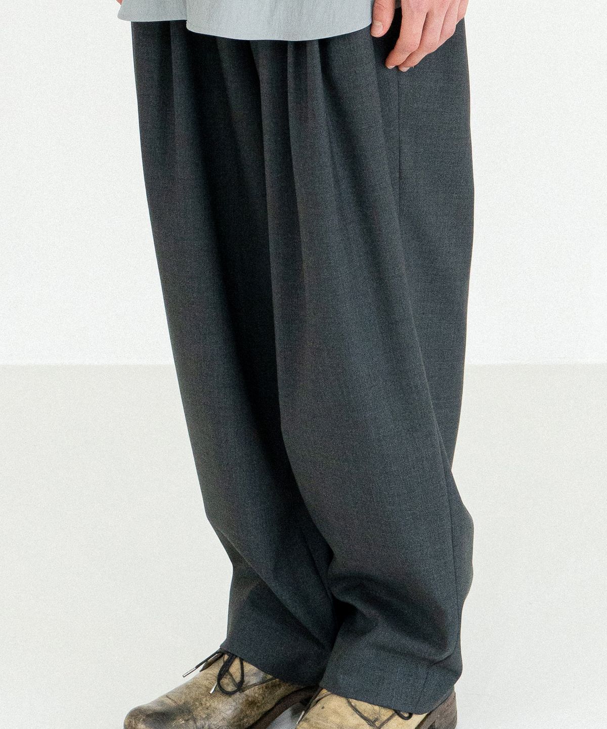 우석(WOOSUK) Pleated Wool Traveler Pant (Green Grey)