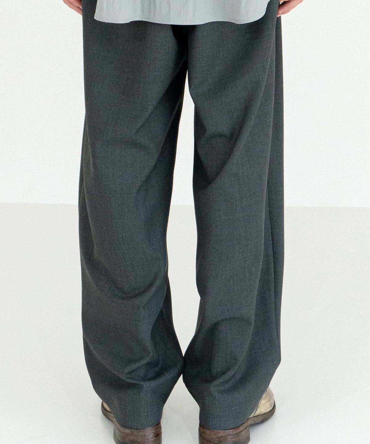 우석(WOOSUK) Pleated Wool Traveler Pant (Green Grey)