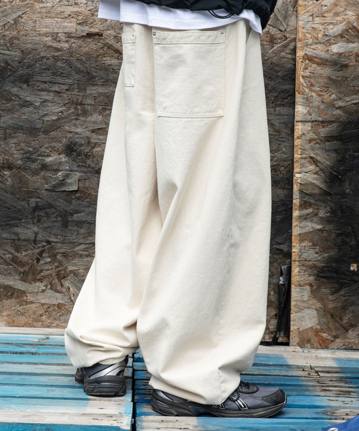 엑스톤즈(XTONZ) XP172 빅 와이드 벌룬 데님 팬츠 (CREAM)