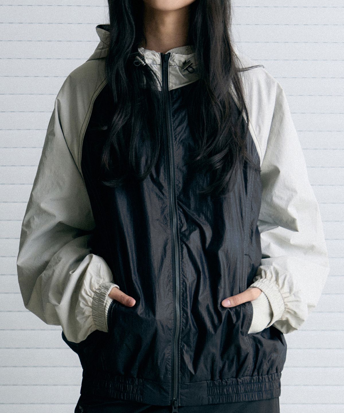 레더리(LEATHERY) 세미 글로스 윈드 자켓 [CREAM]