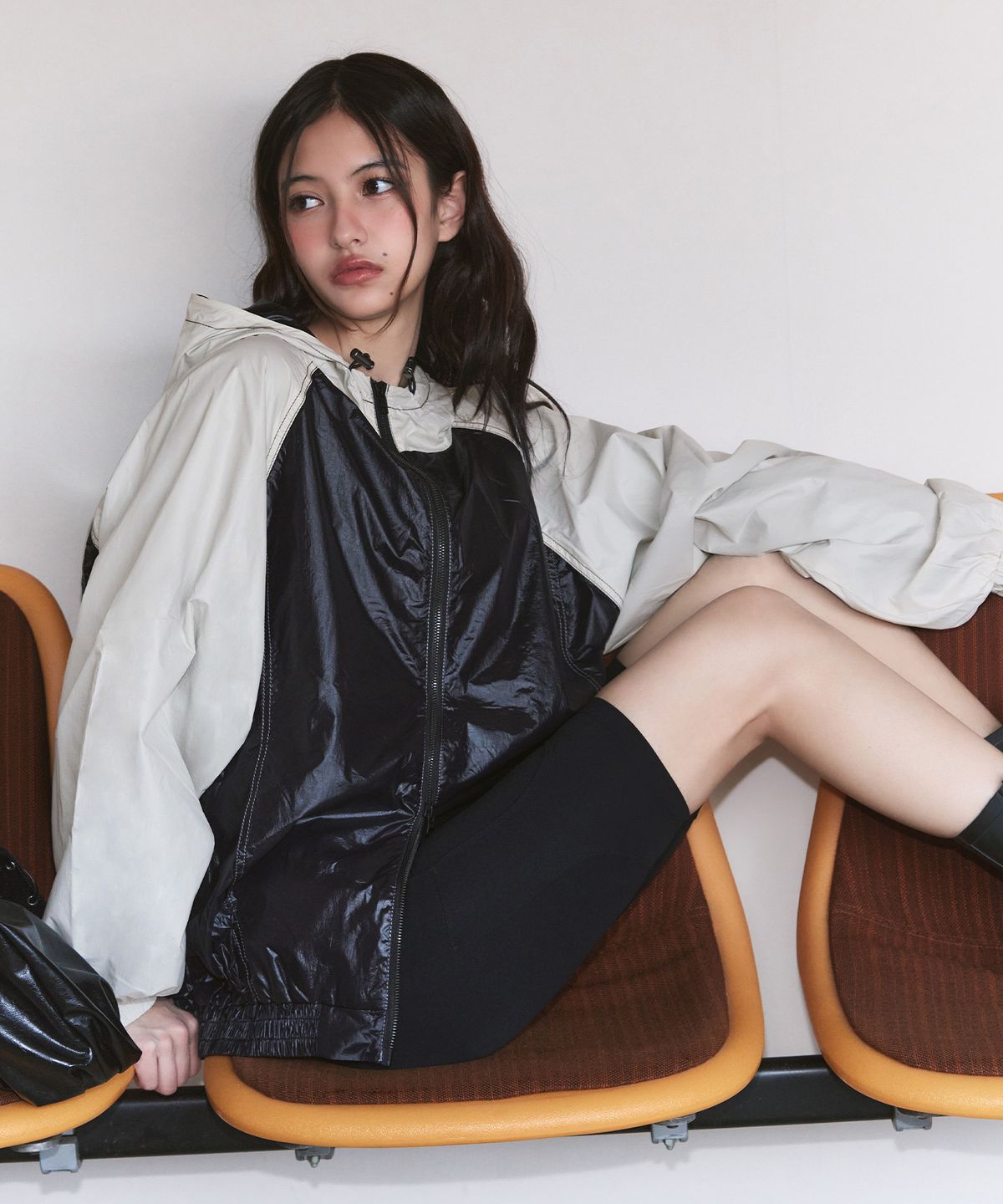 레더리(LEATHERY) 세미 글로스 윈드 자켓 [CREAM]