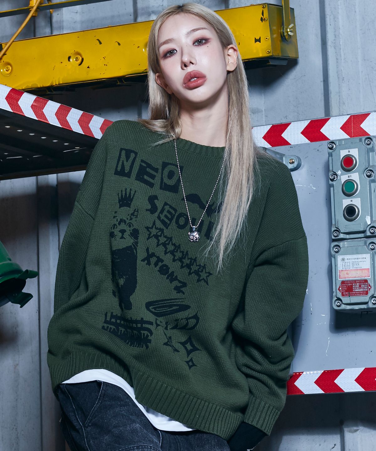 엑스톤즈(XTONZ) XF002 캣 월드 풀오버 니트 (KHAKI)