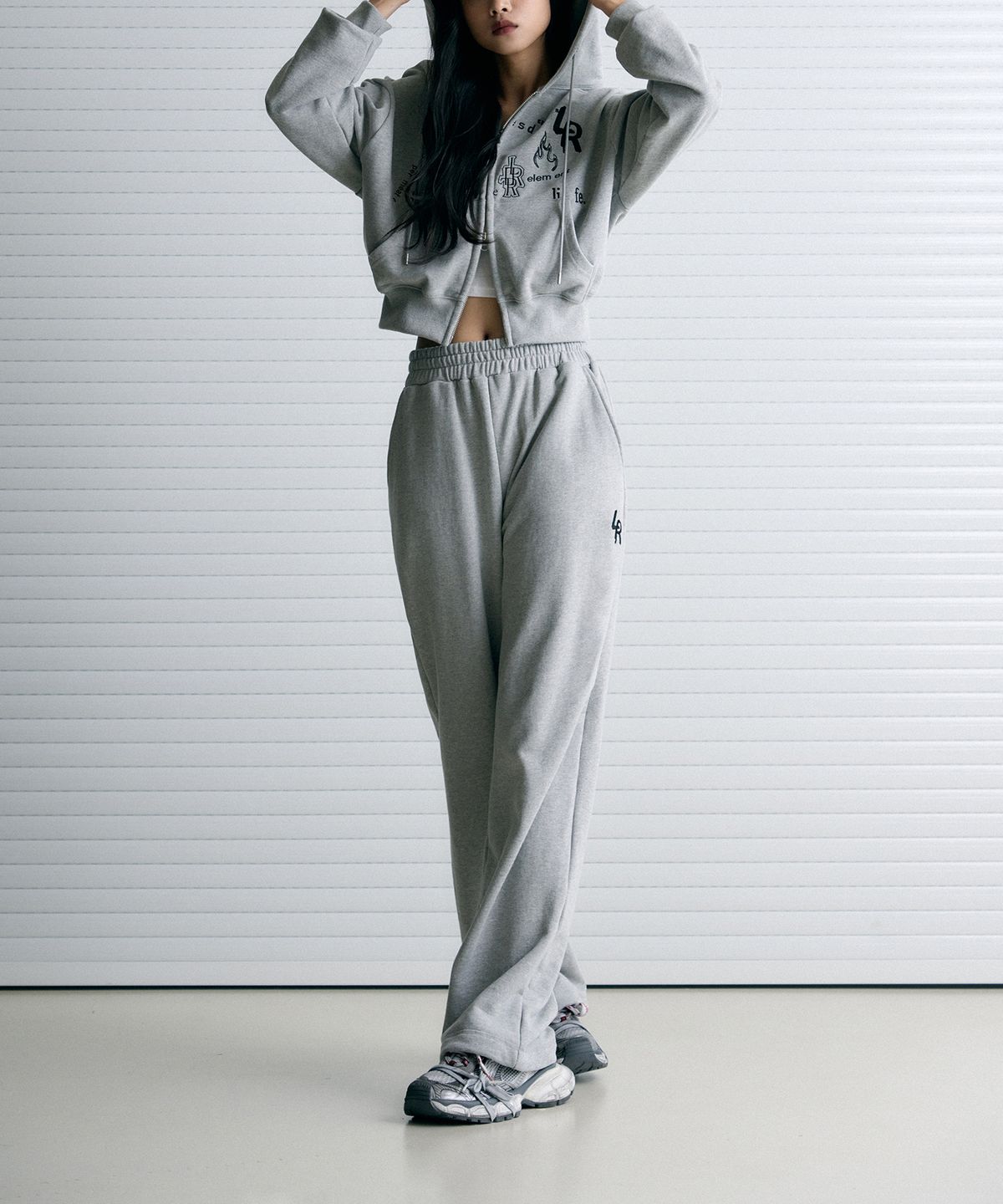 레더리(LEATHERY) 커버 스티치 스웨트 팬츠 [GREY]