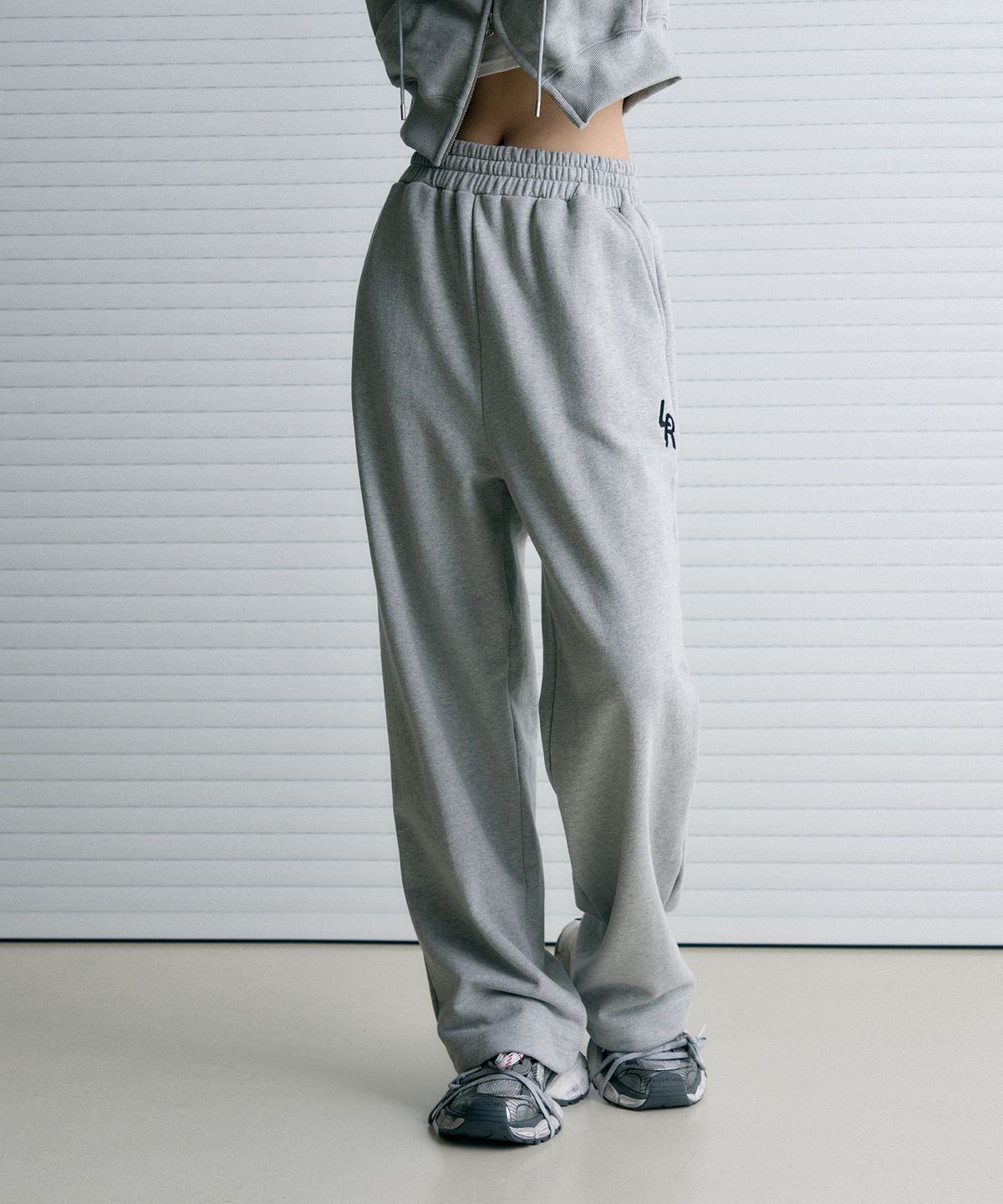레더리(LEATHERY) 커버 스티치 스웨트 팬츠 [GREY]