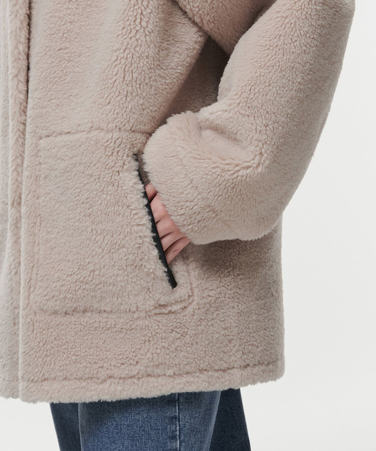 무신사 스탠다드 우먼(MUSINSA STANDARD WOMAN) 우먼즈 리버서블 신세틱 레더 시어링 하프 코트 [블랙]