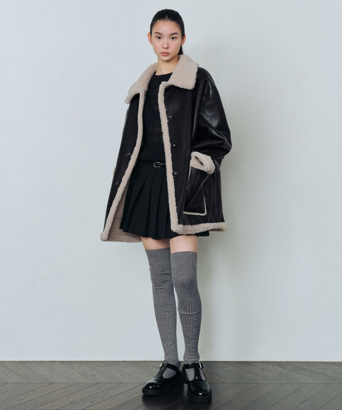 무신사 스탠다드 우먼(MUSINSA STANDARD WOMAN) 우먼즈 리버서블 신세틱 레더 시어링 하프 코트 [블랙]