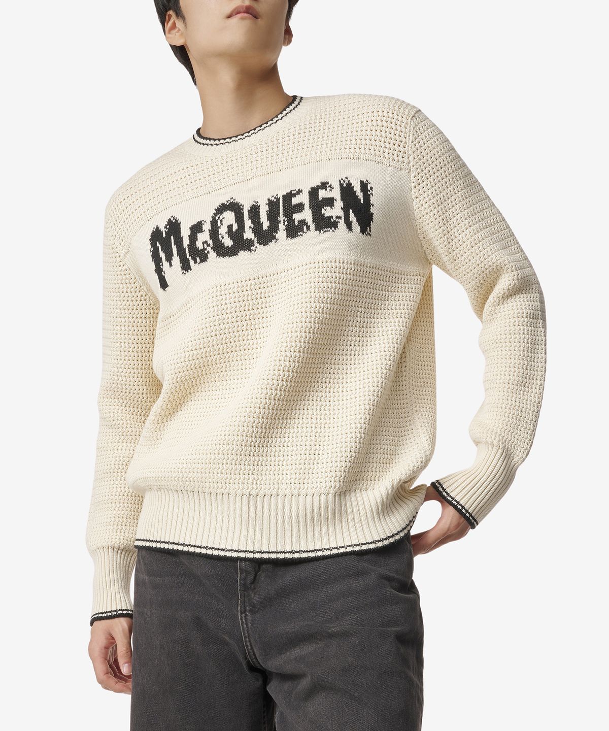알렉산더 맥퀸(ALEXANDER McQUEEN) 그래피티 로고 니트 - 베이지 / 752045Q1GBW9211