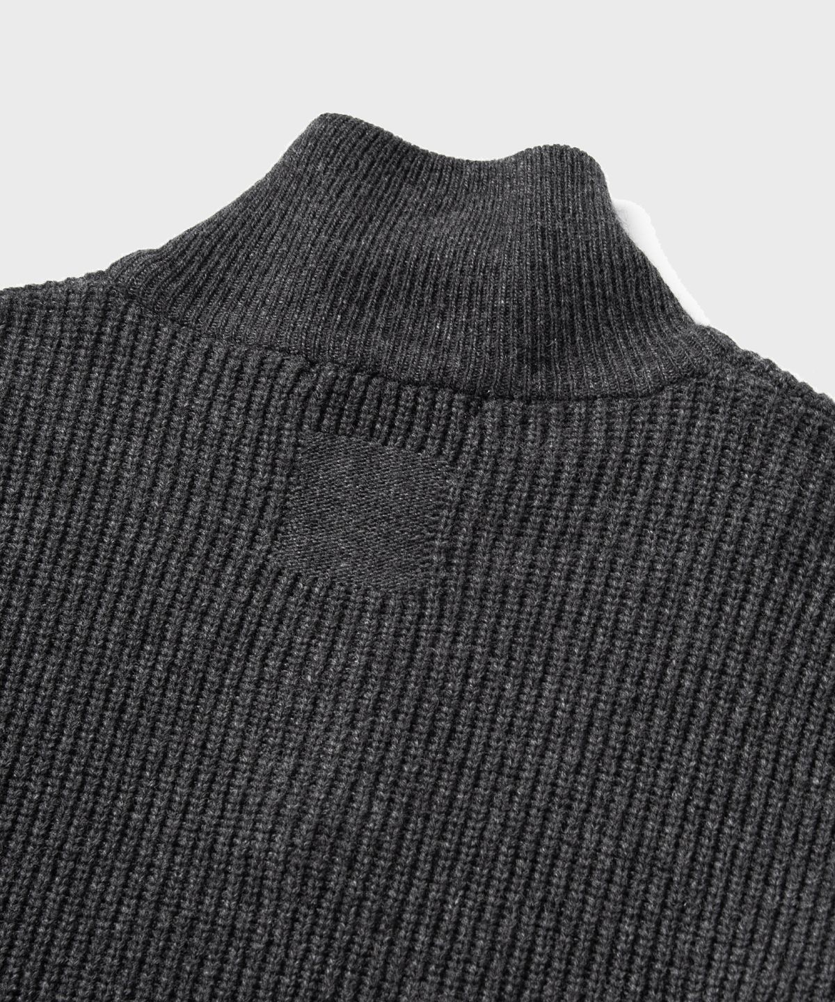 넌블랭크(NONBLANK) 루즈 핏 하프 집업 칼라 니트_CHARCOAL