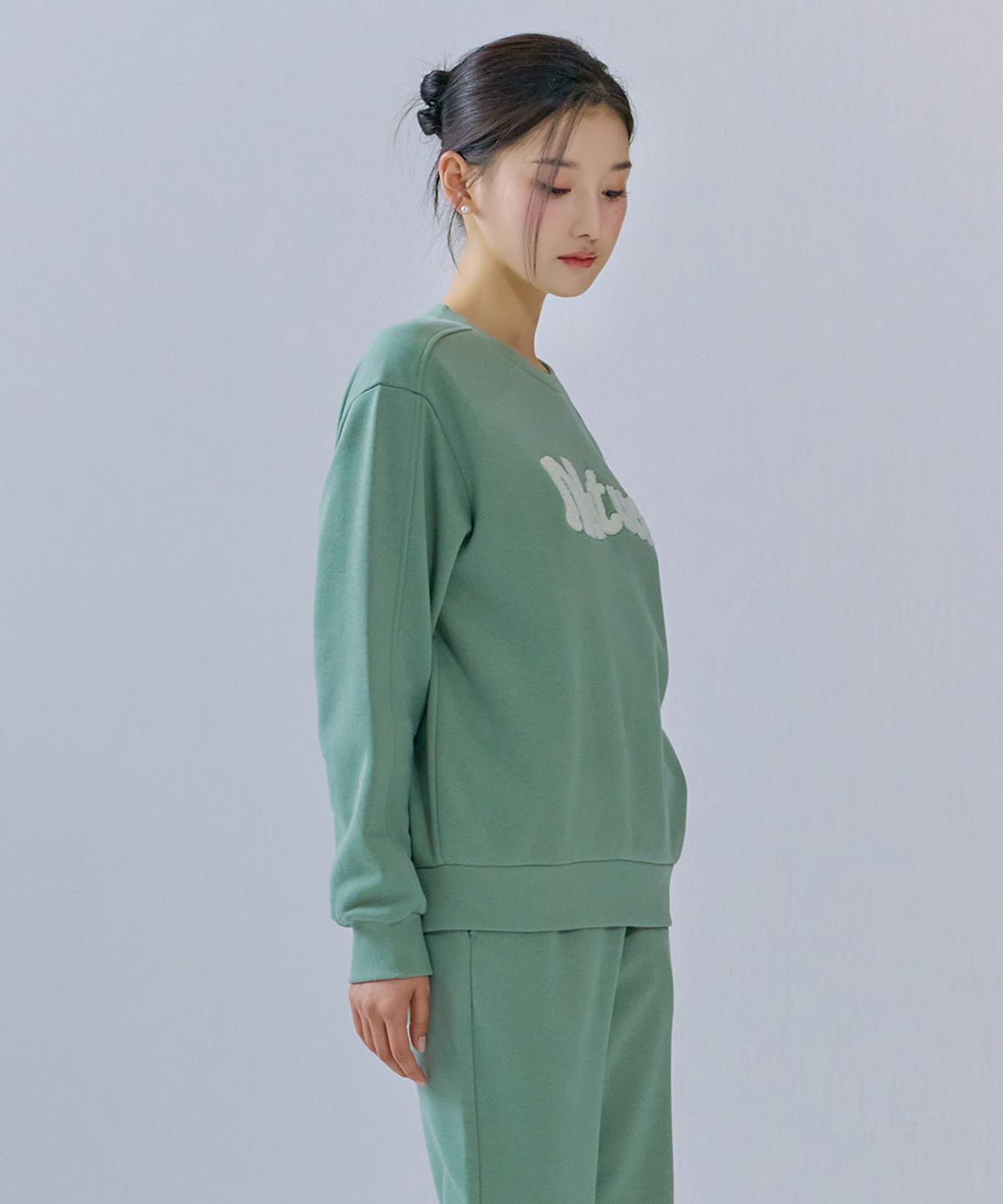 체이스컬트(CHASECULT) 여성 부클자수 맨투맨 티셔츠-CERG5164B0H