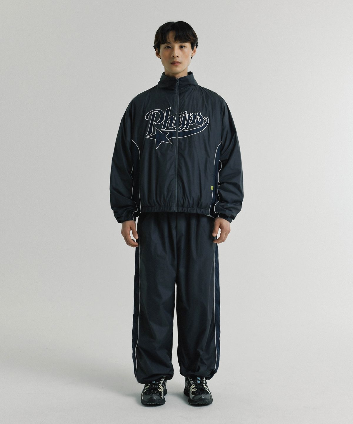 피지컬 디파트먼트(PHYSICAL DEPARTMENT) 파이핑 테일 트랙팬츠_차콜