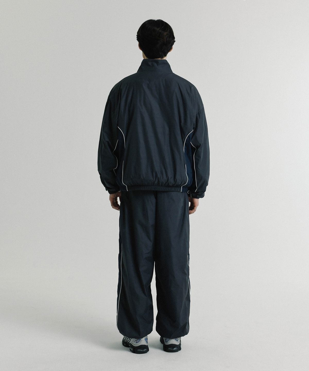 피지컬 디파트먼트(PHYSICAL DEPARTMENT) 파이핑 테일 트랙팬츠_차콜