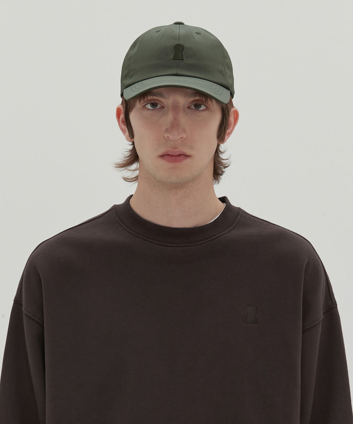 세컨모놀로그(SECONDMONO) 키홀 로고 나일론 볼 캡 카키 SEAC003KHAKI