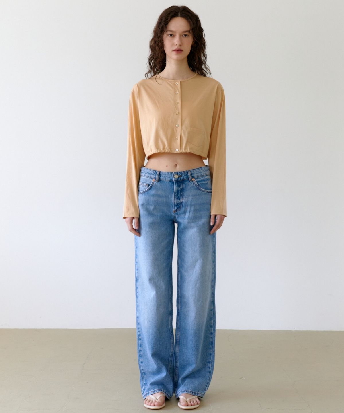 어나우트(UNNOUT) CROP JERSEY SLIT CARDIGAN - APRICOT