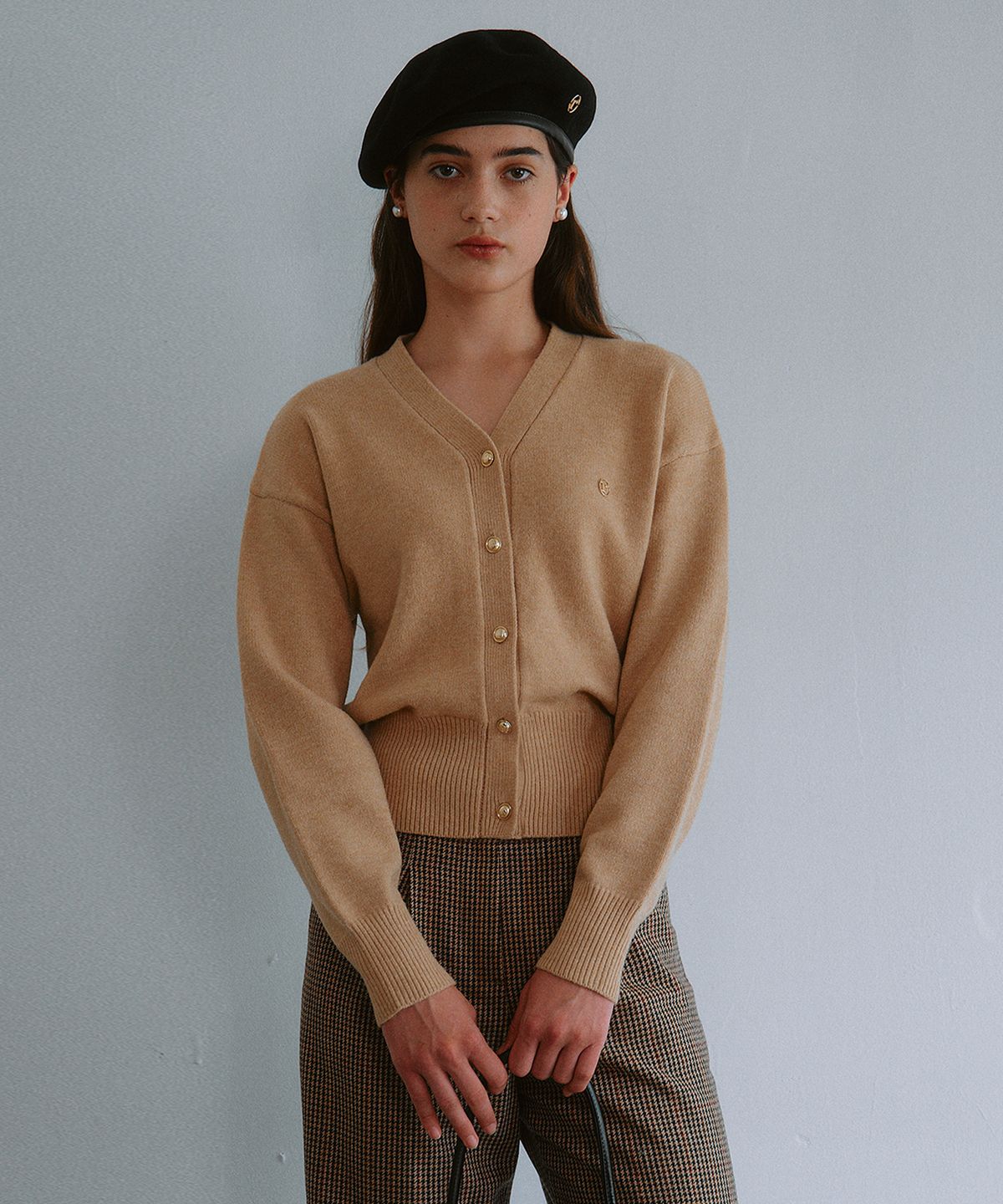 로라로라(ROLAROLA) WOOL BLENDED BASIC CARDIGAN BEIGE