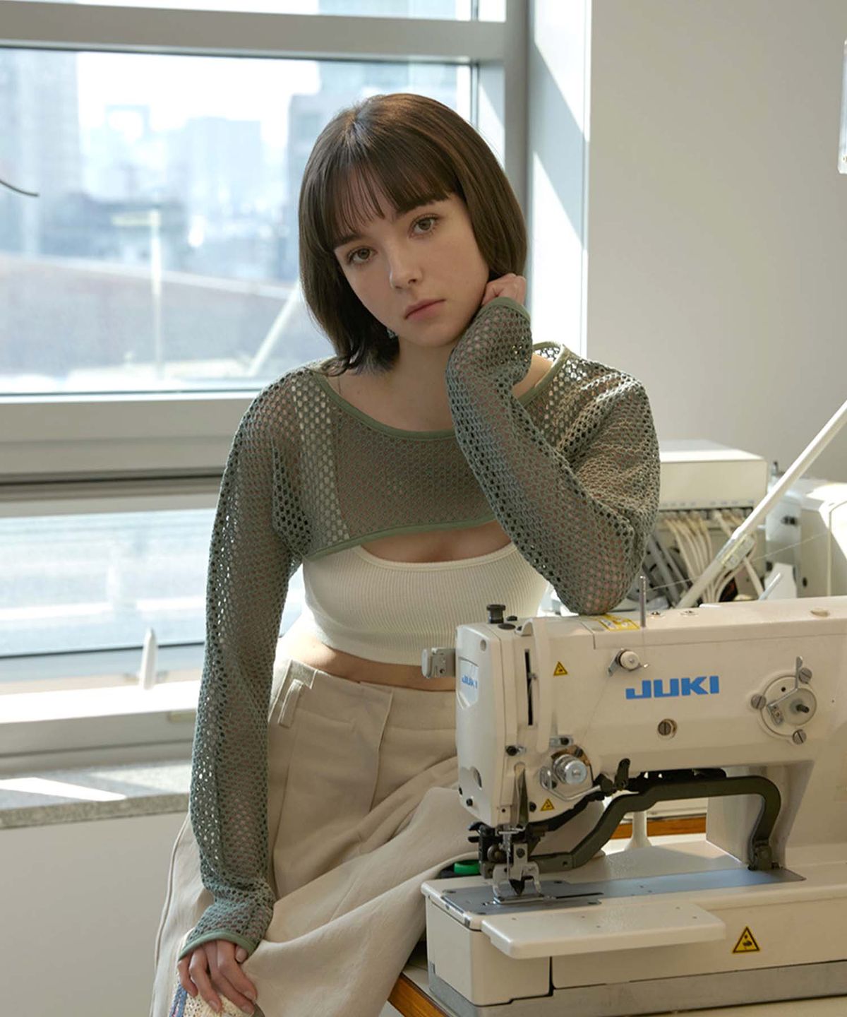 무아르모아(MOIREMOA) mesh crop layered top-green