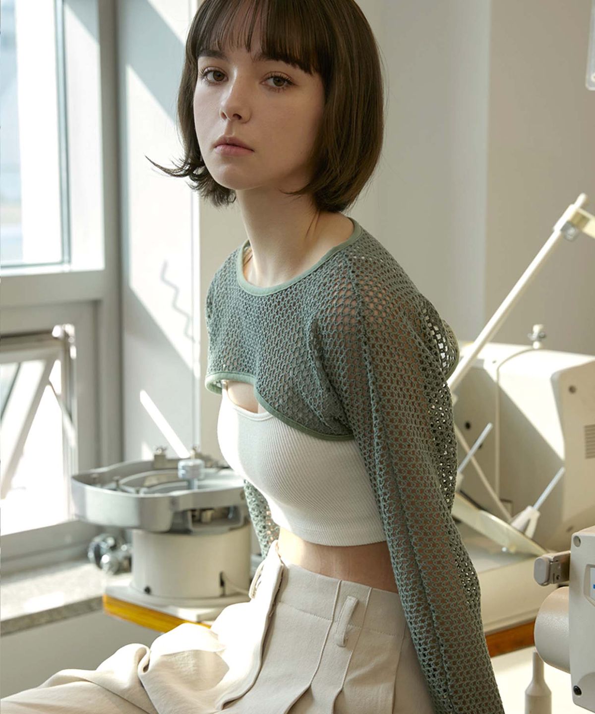 무아르모아(MOIREMOA) mesh crop layered top-green