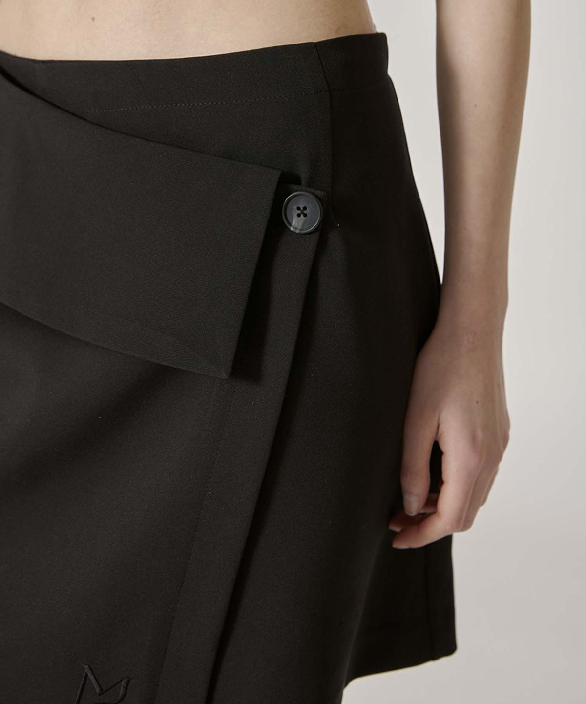무아르모아(MOIREMOA) low rise wrap skirt - black