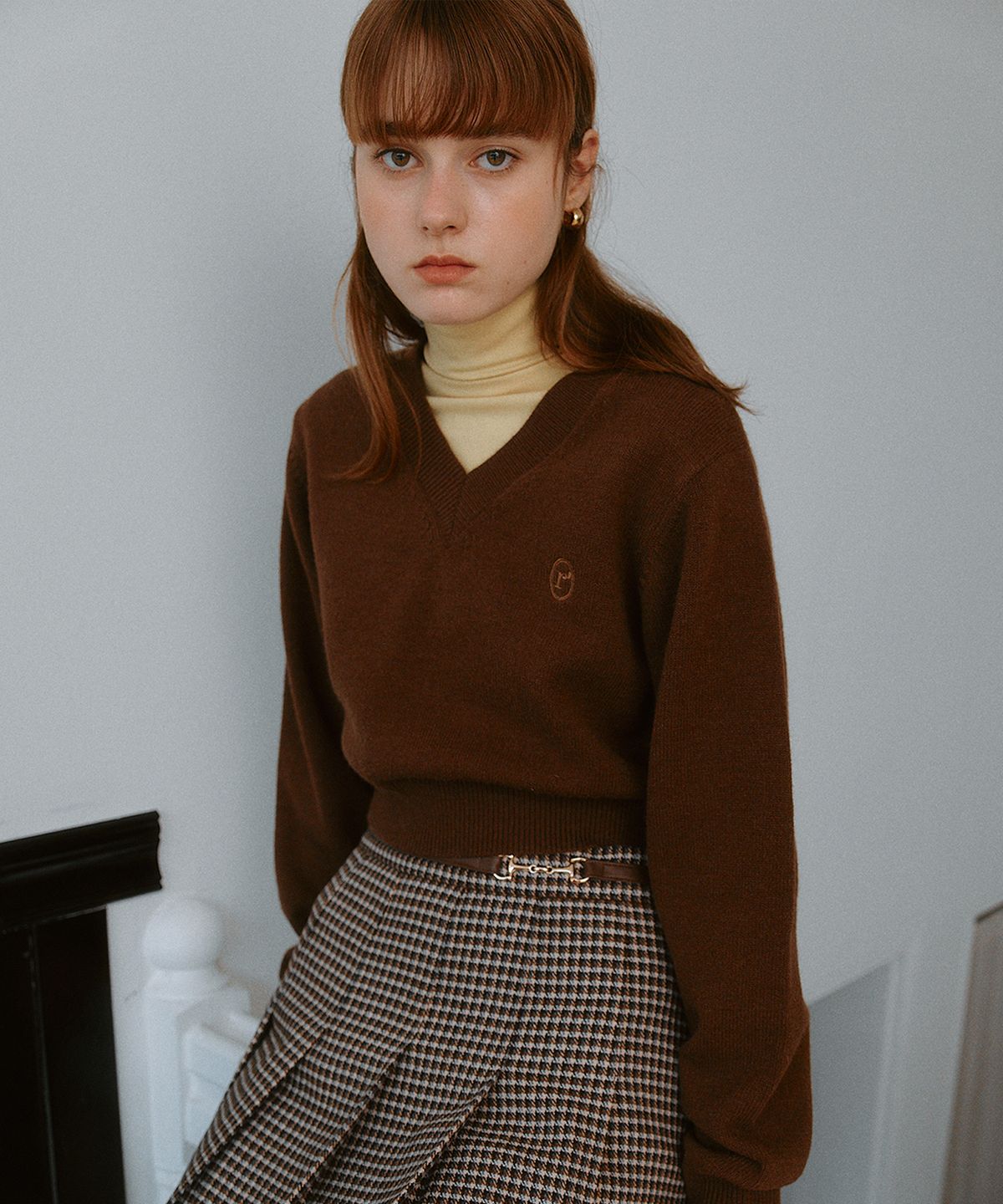 로라로라(ROLAROLA) V NECK CROP KNIT BROWN