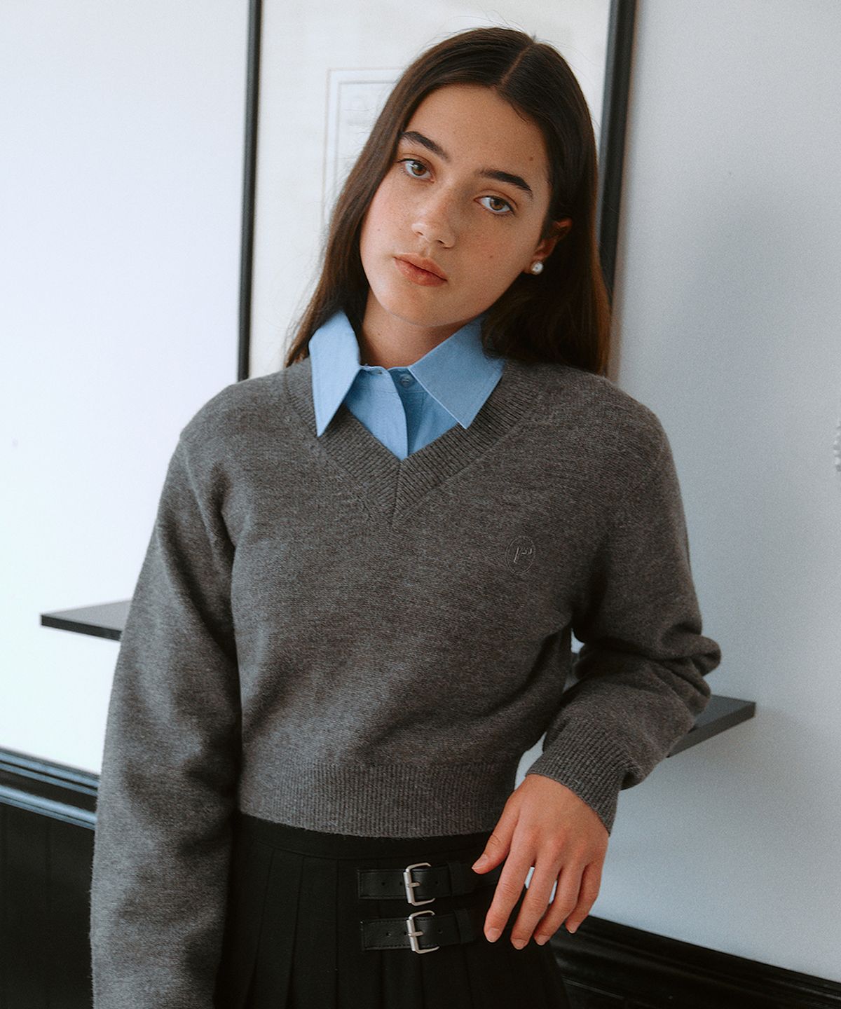 로라로라(ROLAROLA) V NECK CROP KNIT CHARCOAL