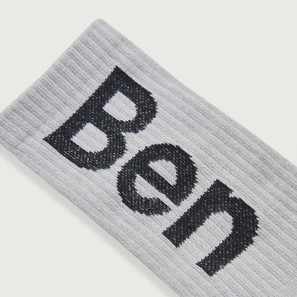 벤(BBEEEENN) 볼드 로고 삭스_그레이