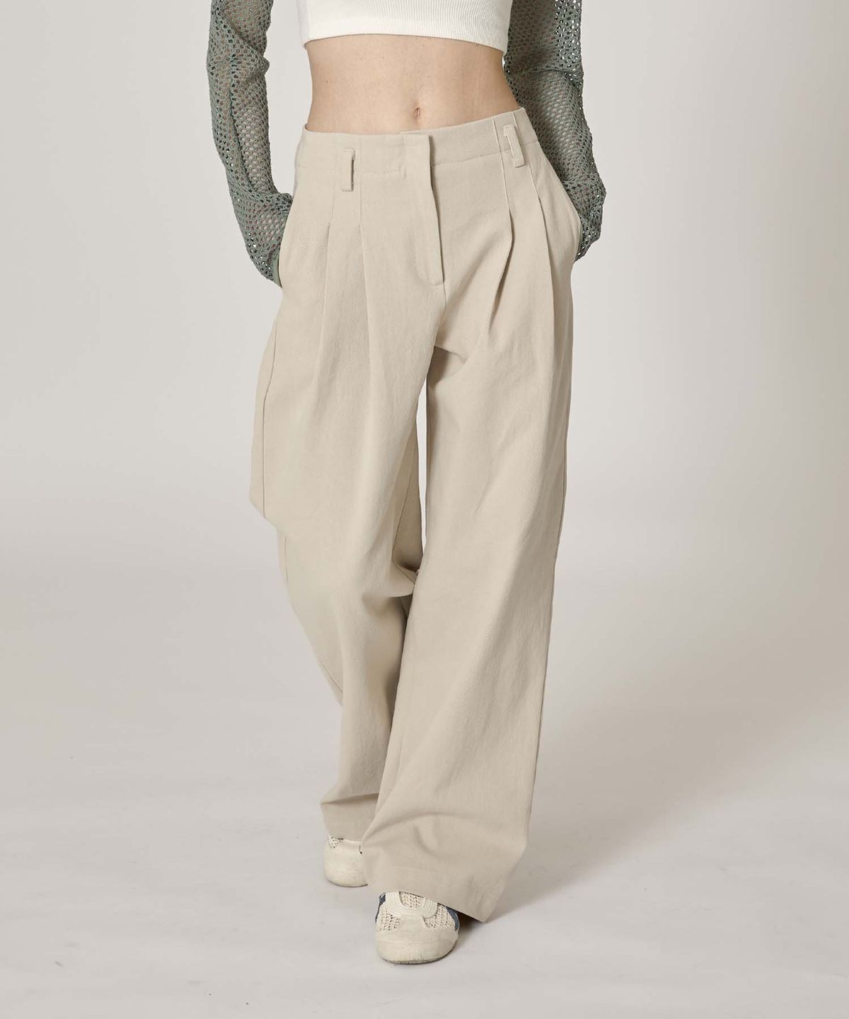무아르모아(MOIREMOA) two-tuck W/S chino pants - beige