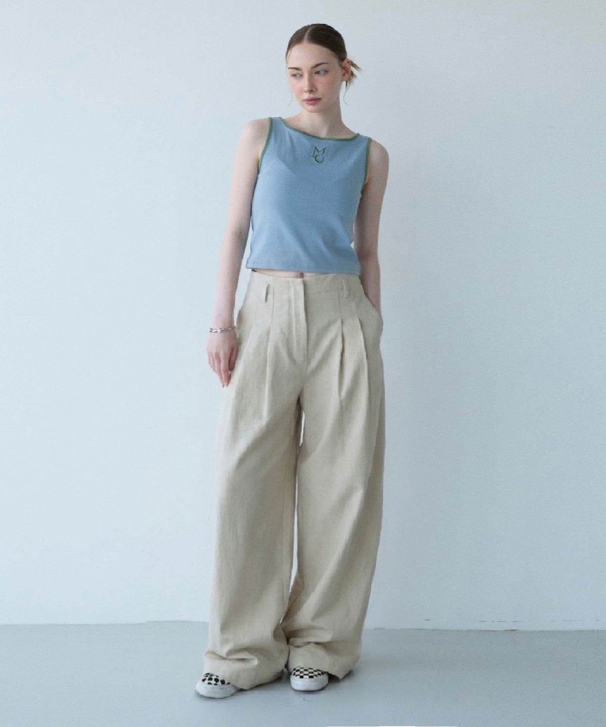 무아르모아(MOIREMOA) two-tuck W/S chino pants - beige