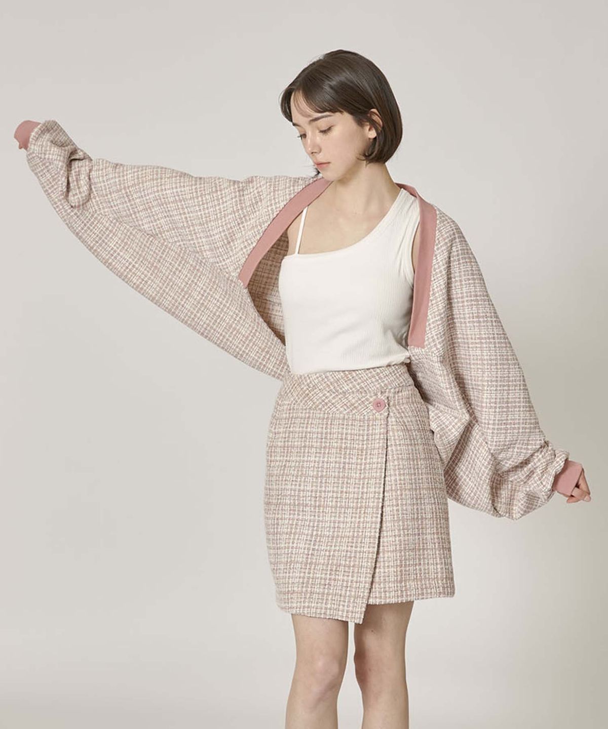 무아르모아(MOIREMOA) Blossom Tweed Bolero Cardigan - Pink