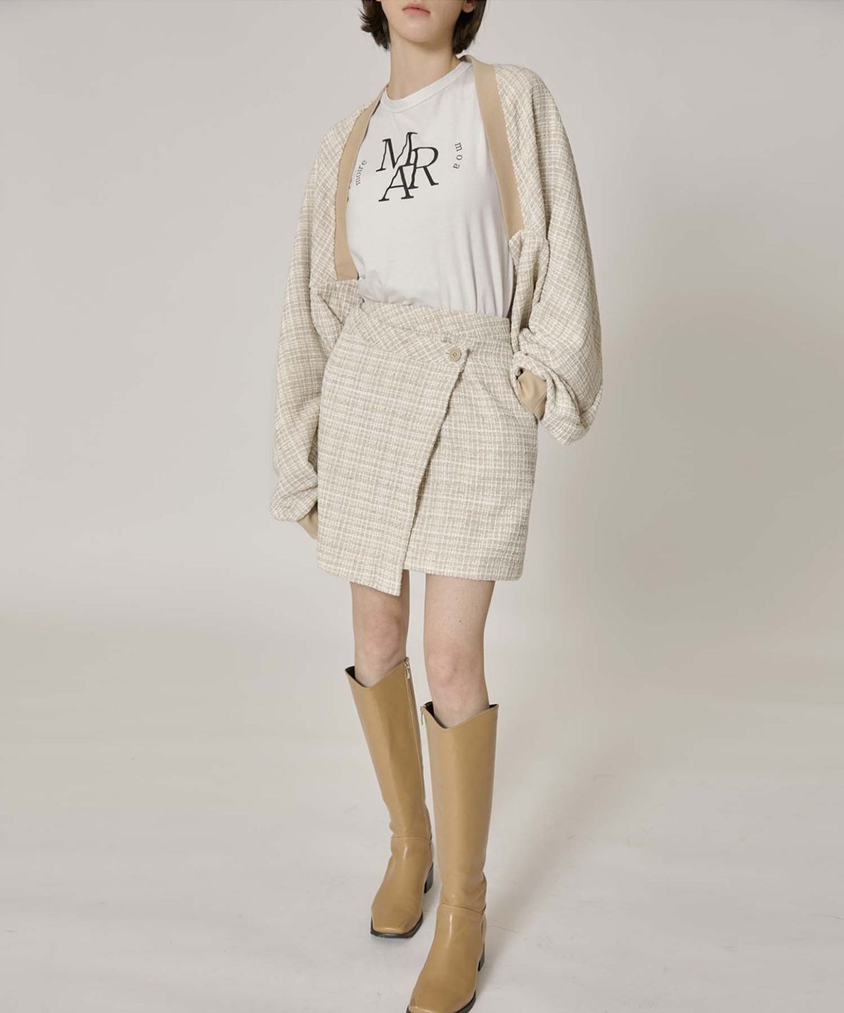 무아르모아(MOIREMOA) Blossom Tweed Bolero Cardigan-Beige