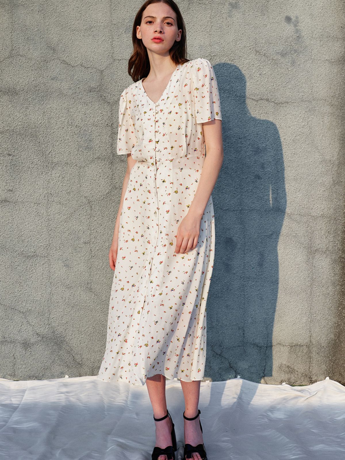 쏘리, 투 머치 러브(SORRY, TOO MUCH LOVE) V-neck Flower Button Down Dress_Ivory