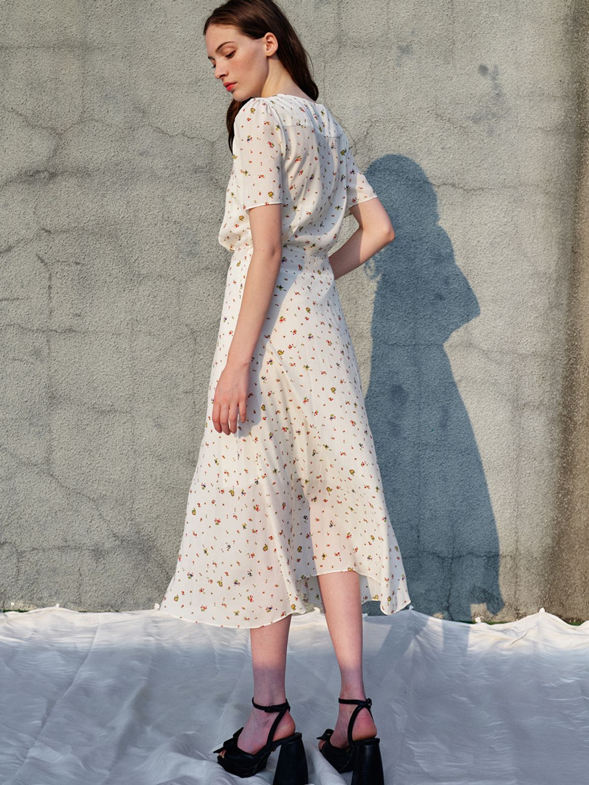 쏘리, 투 머치 러브(SORRY, TOO MUCH LOVE) V-neck Flower Button Down Dress_Ivory